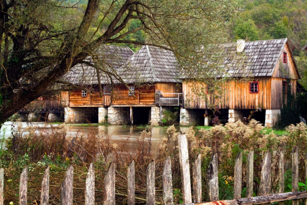 Woodenhouse With Two Apartments Otočac Dış mekan fotoğraf