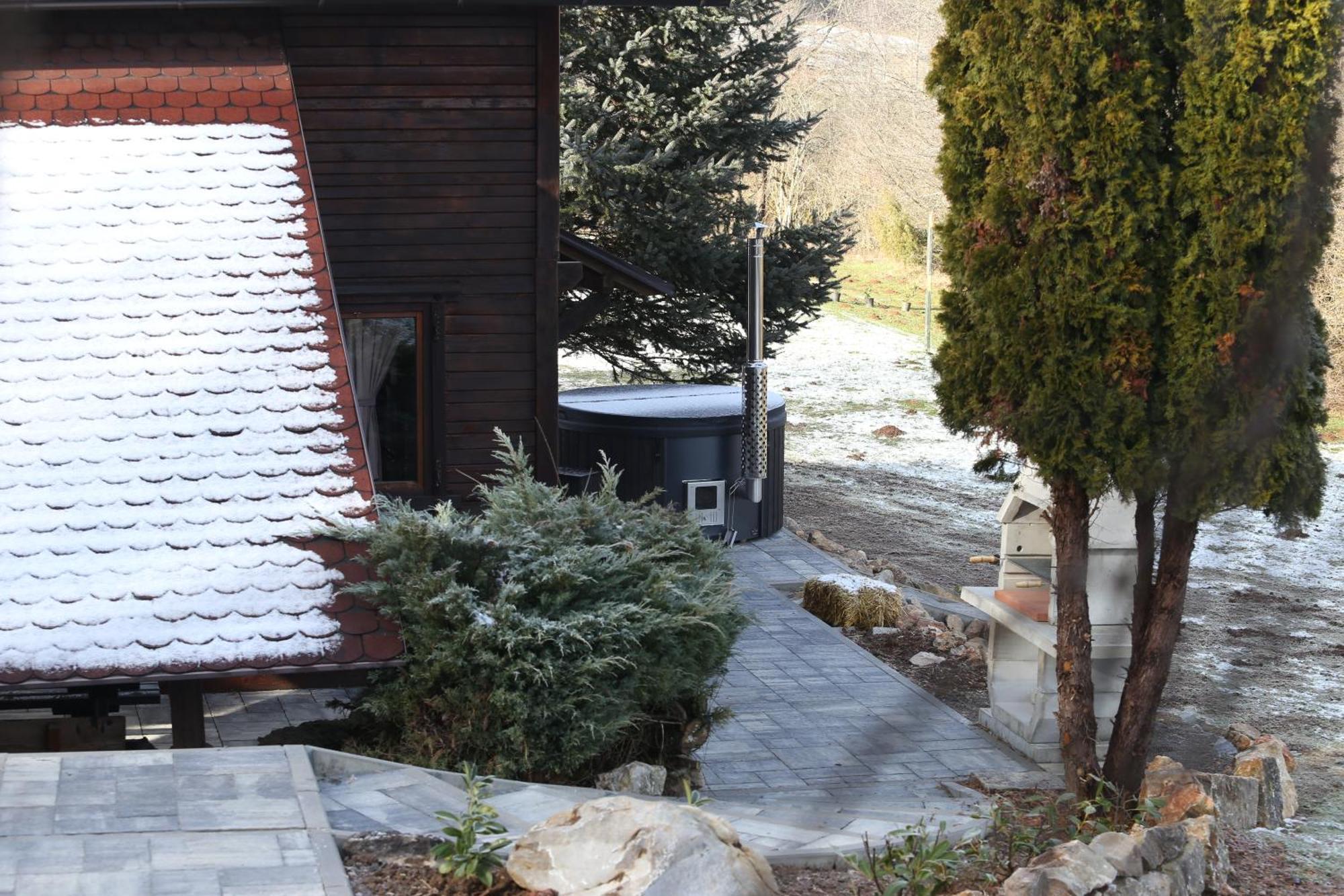 Woodenhouse With Two Apartments Otočac Dış mekan fotoğraf