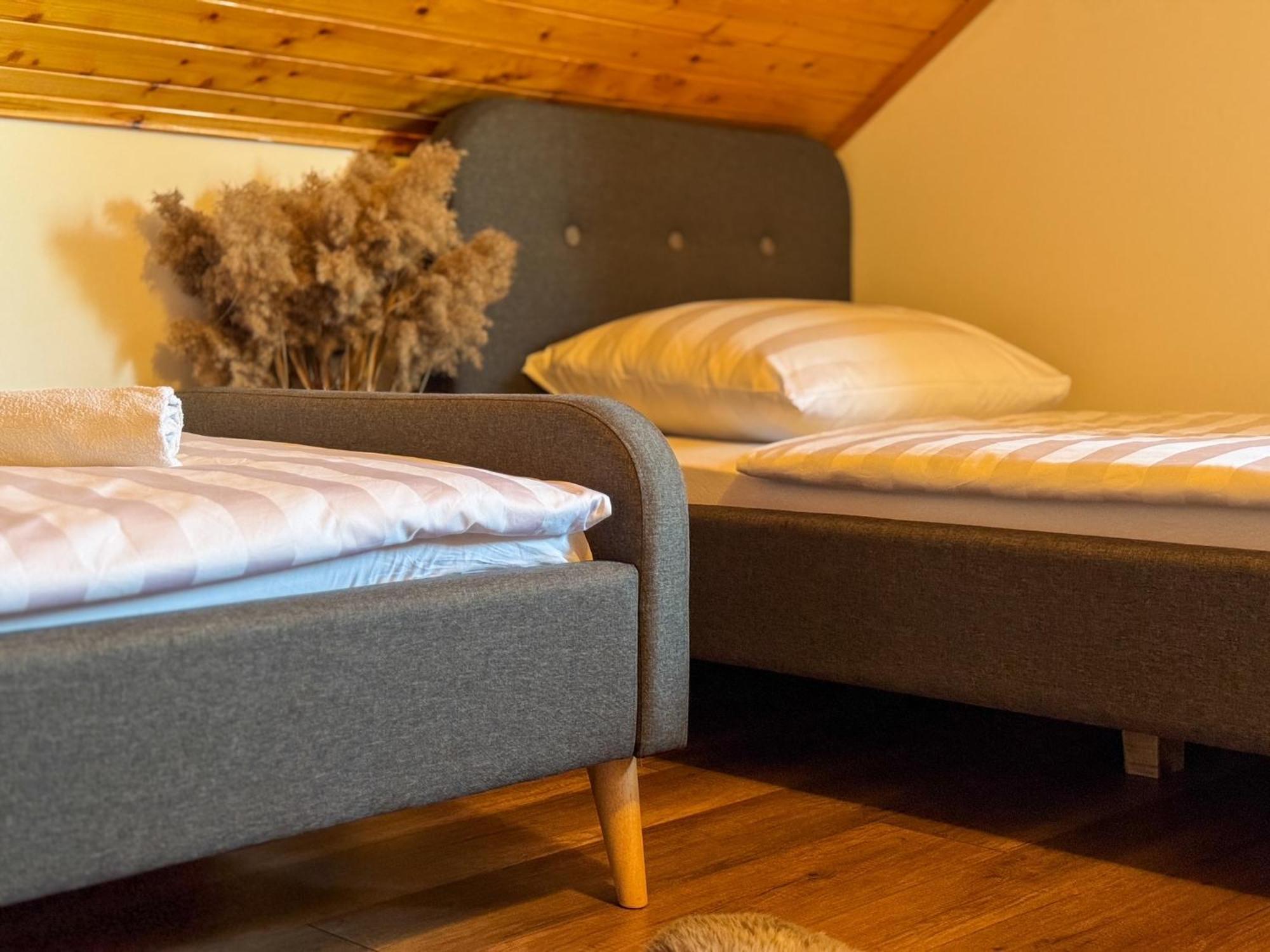 Woodenhouse With Two Apartments Otočac Dış mekan fotoğraf