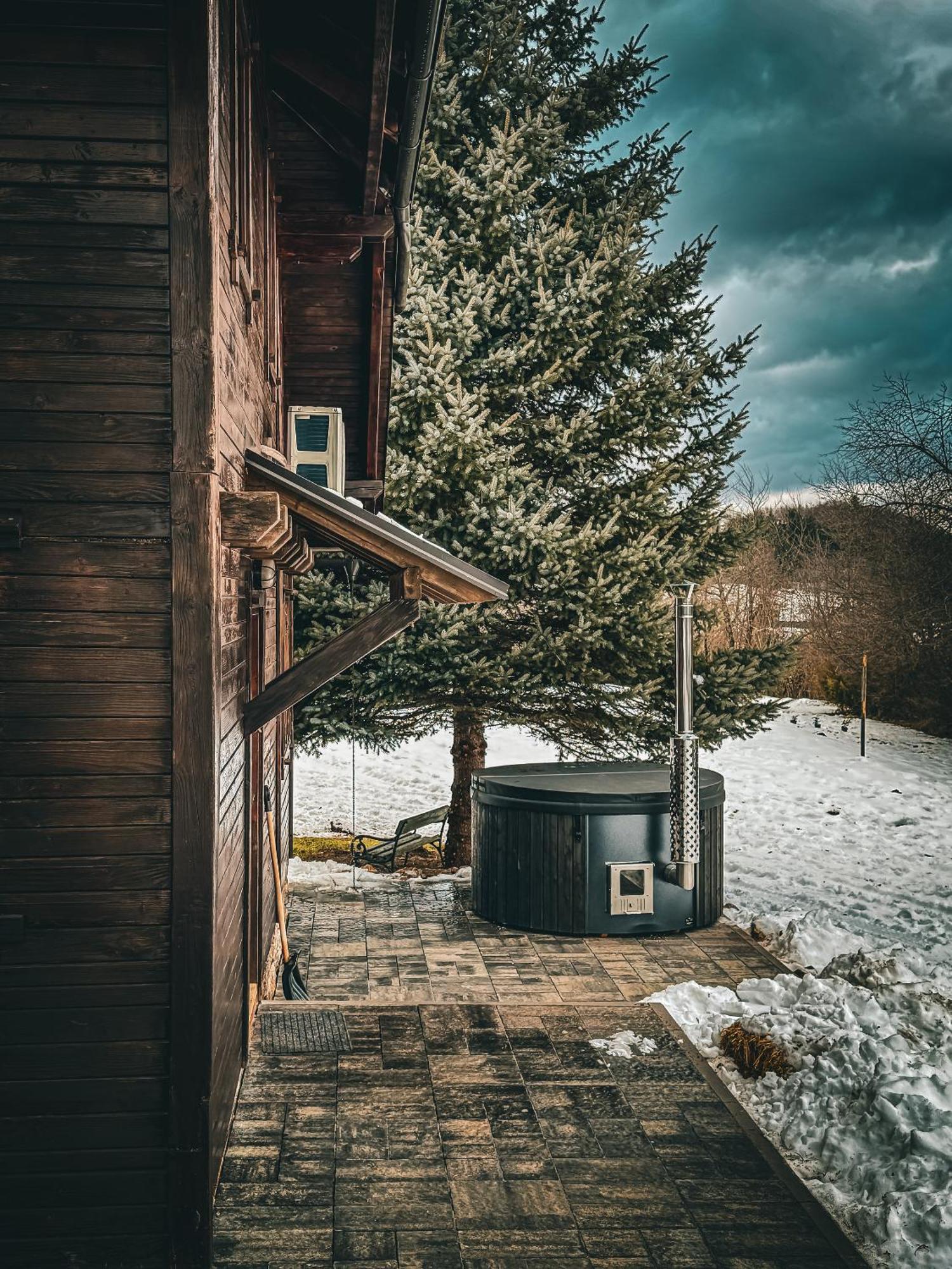 Woodenhouse With Two Apartments Otočac Dış mekan fotoğraf