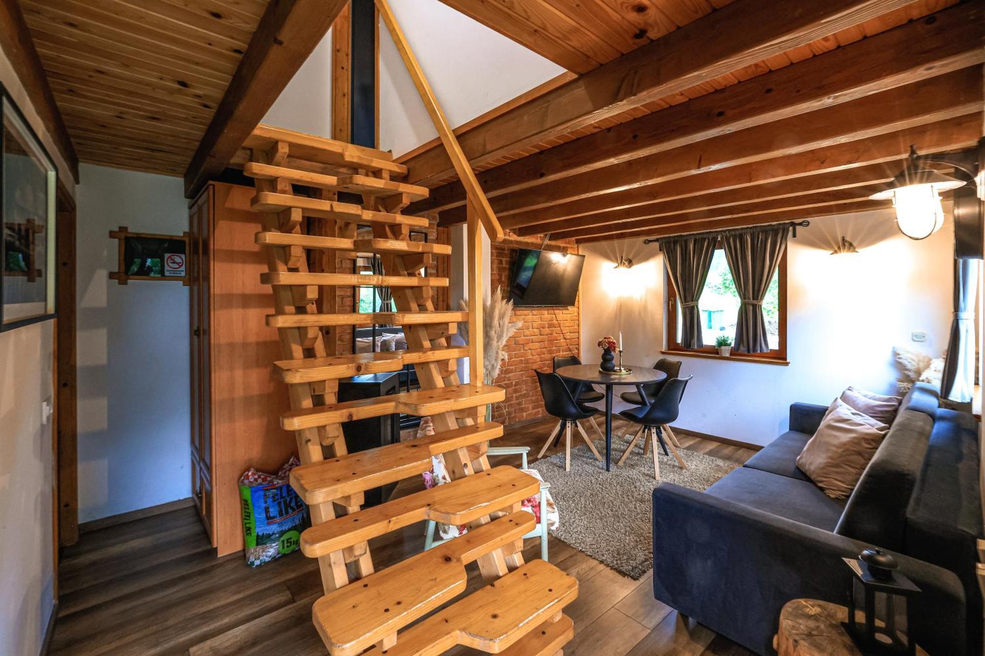 Woodenhouse With Two Apartments Otočac Oda fotoğraf