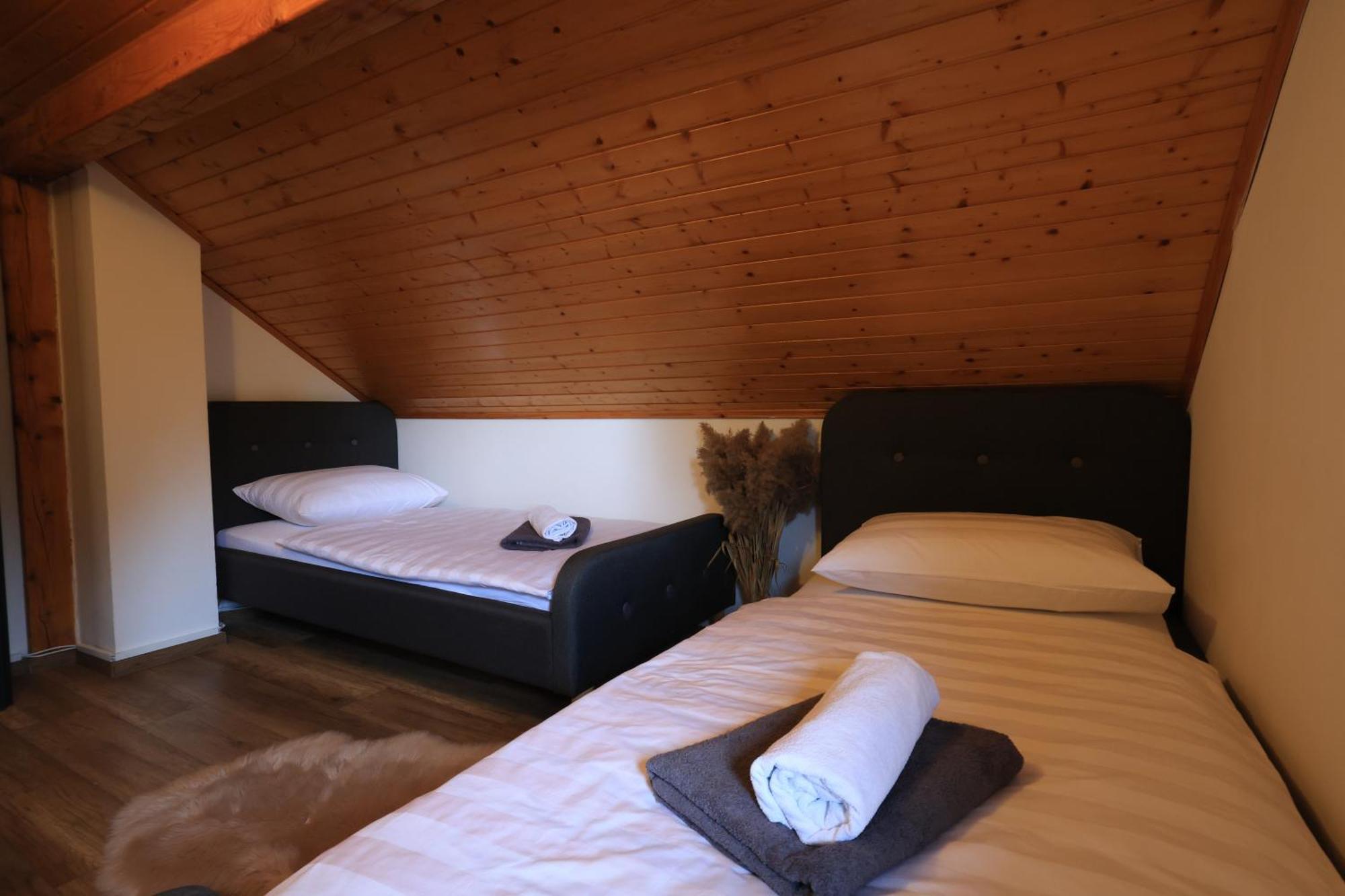 Woodenhouse With Two Apartments Otočac Dış mekan fotoğraf