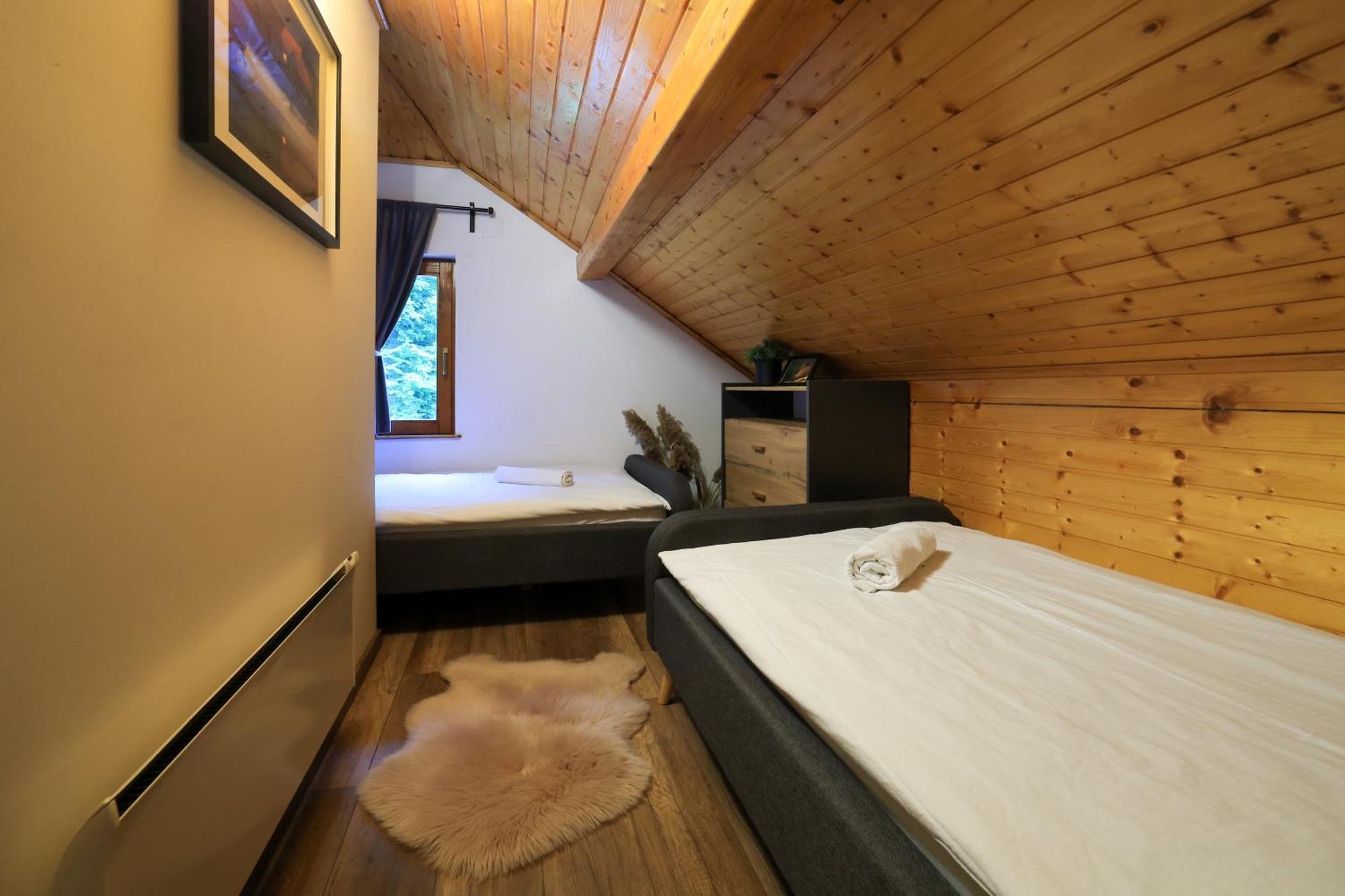 Woodenhouse With Two Apartments Otočac Dış mekan fotoğraf